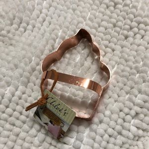 5 for $25. NWT, 4.5” Chloe’s Kitchen, cupcake cookie cutter.